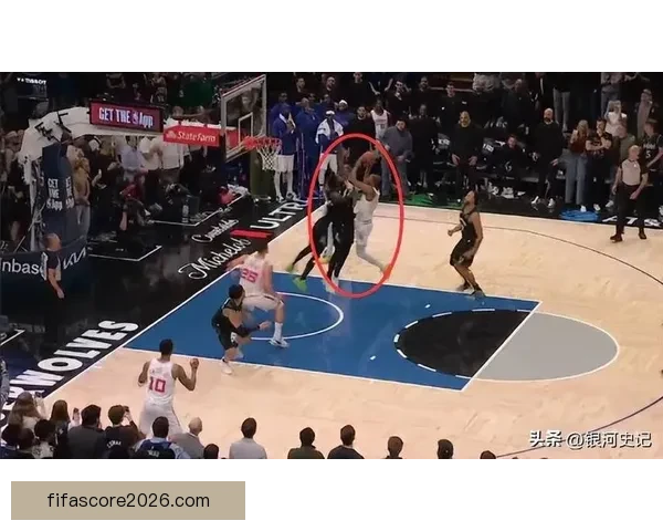 火狼大战裁判失误频出杜兰特罚球成争议焦点引热议